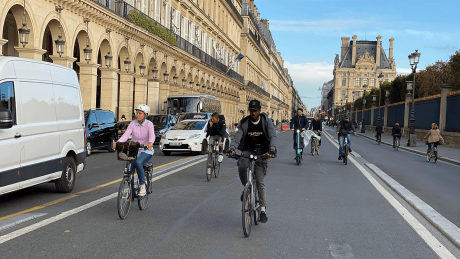 Radfahrende in Paris auf der Rue de Rivoli © imago images/Wilhelm Mierendorf